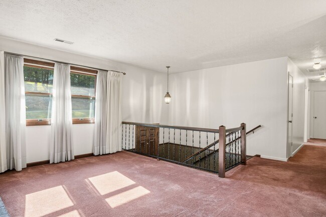 Building Photo - Spacious 5-Bedroom Home in Prestigious Blacksburg Country Club Estates