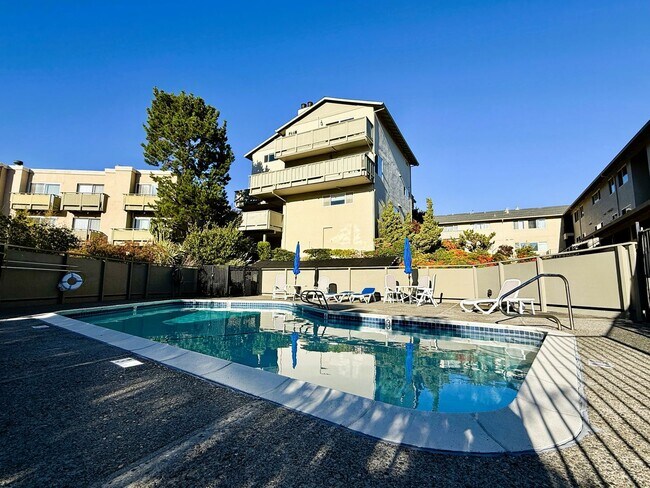 Building Photo - 4 bed, 2.5 bath top floor corner unit cond...