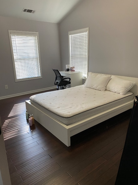 Building Photo - 4940 Racquet Ct