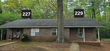 Building Photo - 2 bedroom/1 bath duplex in Pike Co
