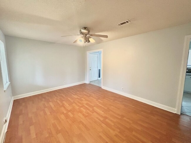 Building Photo - THREE BEDROOM/ONE AND HALF BATH SPACIOUS R...