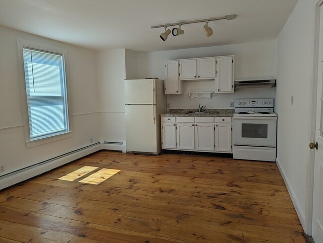 Building Photo - 8 1/2-82 Russia St