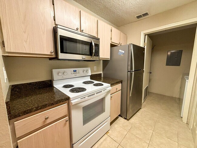 Building Photo - Windsor Park #523 - Pet Friendly!