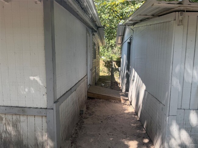 Building Photo - 16423 Stinson Ln