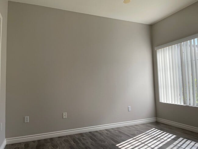 Building Photo - 2 Bedroom Summerlin Condo - Gated community