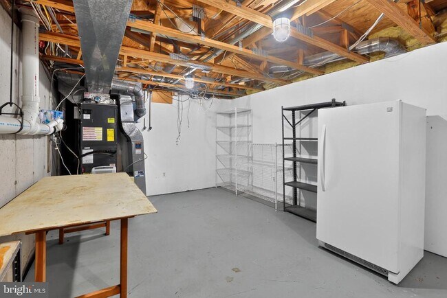 Building Photo - 562 Susan Dr