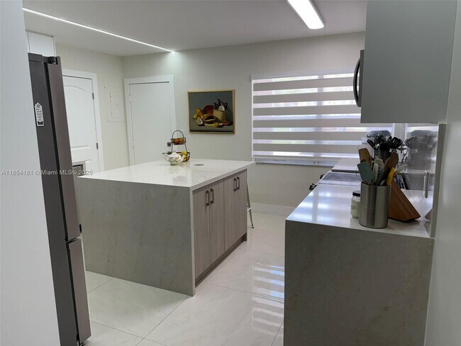 Building Photo - 8780 Azalea Ct