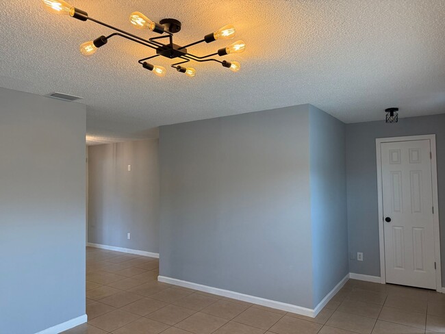 Building Photo - Cute Updated Home