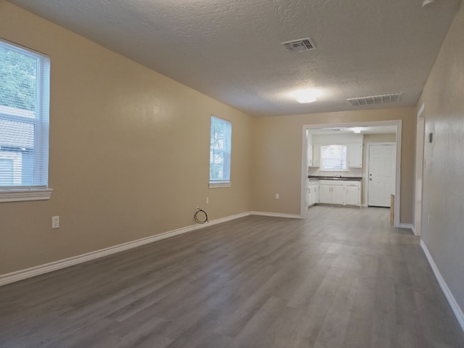 Building Photo - 1306 W Walnut Ave