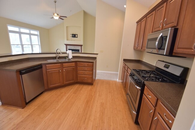 Building Photo - Executive home with pond views just 10 mins to Notre Dame.