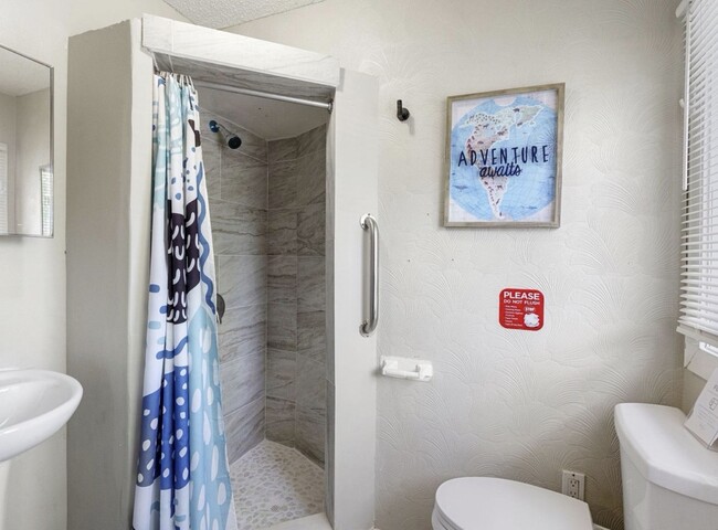 Building Photo - 22 Flamingo-