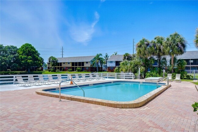 Building Photo - 200 Country Club Dr