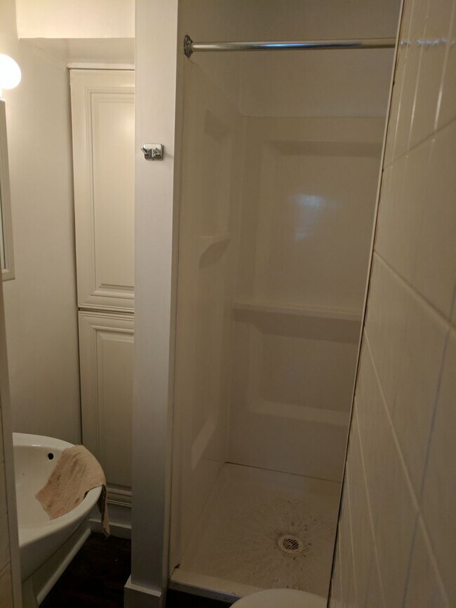 Building Photo - 809 Watson St