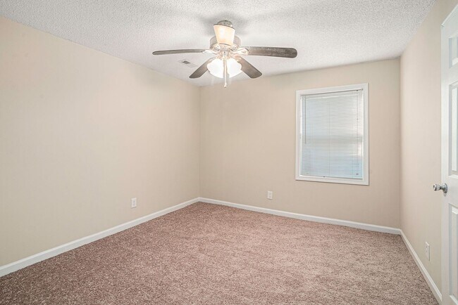 Building Photo - 5 Bedroom Large Ranch with Finished Basement
