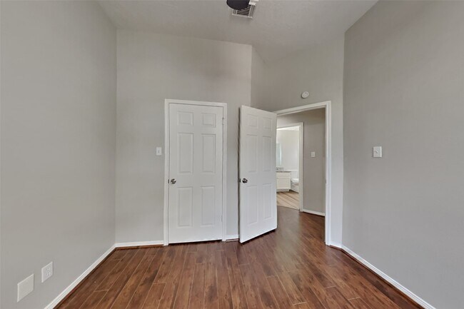 Building Photo - 7918 Hidden Oaks Ln