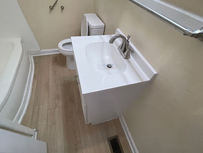 Building Photo - 2 Bedroom House - Section 8 Accepted