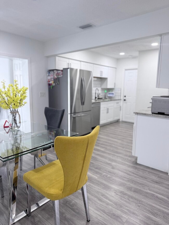 Building Photo - 302 SW Whitmore Dr