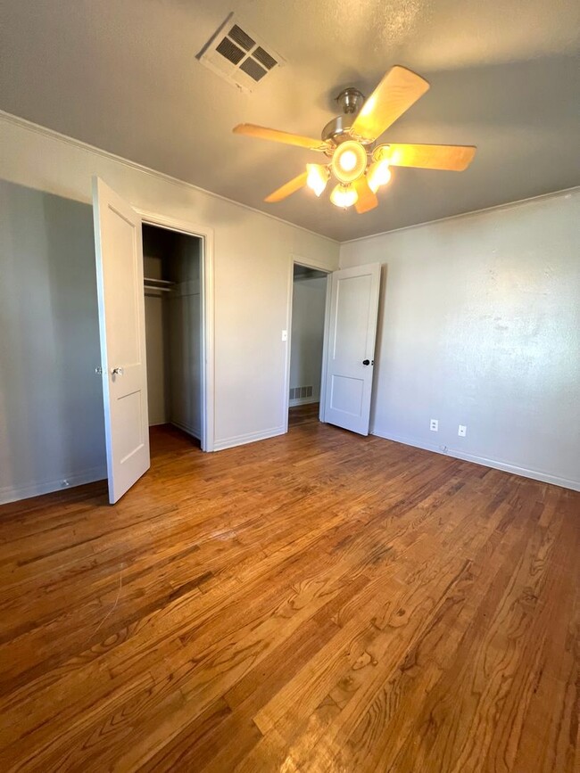 Building Photo - Remodeled Central Norman 3-bed 2-bath 2 Li...