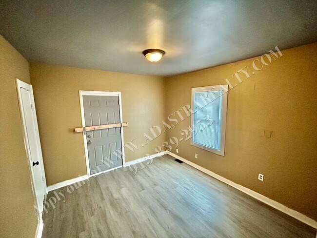 Building Photo - Updated 5 Bed 2 Bath home in Independence-...