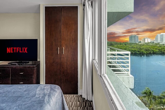 Building Photo - 2670 E Sunrise Blvd