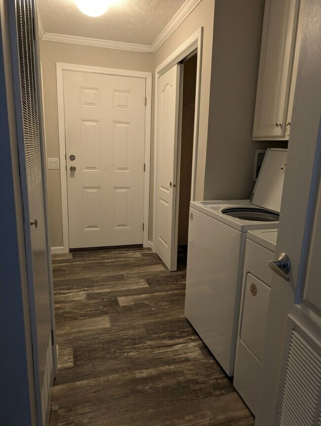 Building Photo - 30021 Pineview Cir