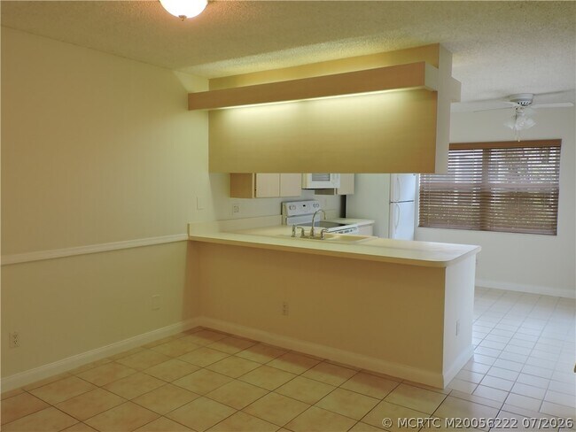 Building Photo - 2865 SW Lakemont Pl