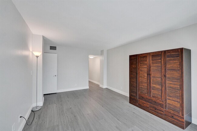 Building Photo - 3800 N Hills Dr