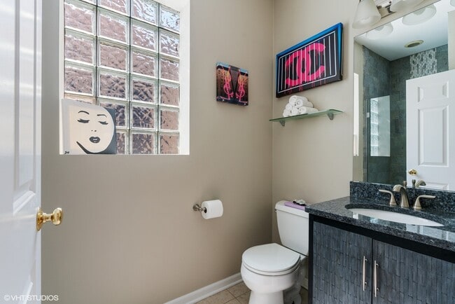 Building Photo - 840 N Wood St