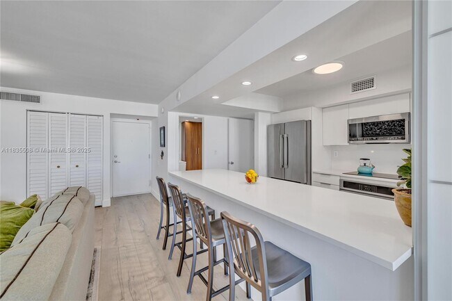 Building Photo - 2655 Collins Ave