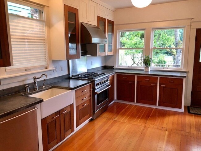 Building Photo - Queen Anne Home