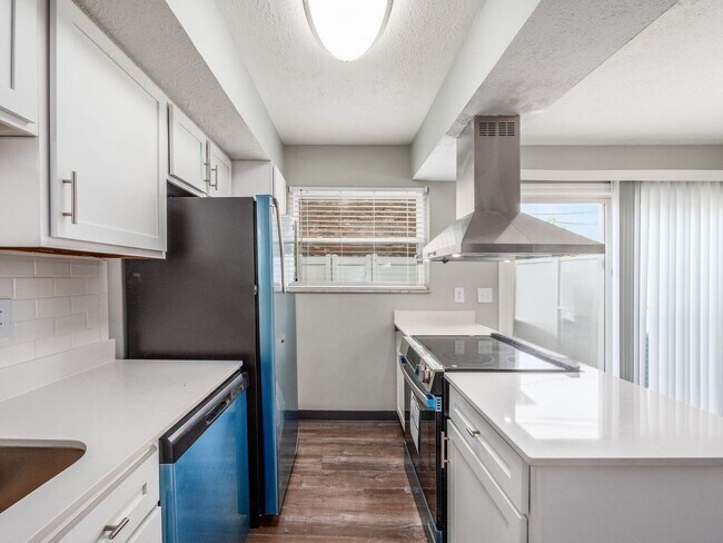 Building Photo - 4489 Mobile Dr