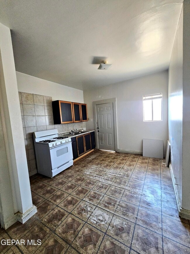 Building Photo - 2526 Yandell Dr