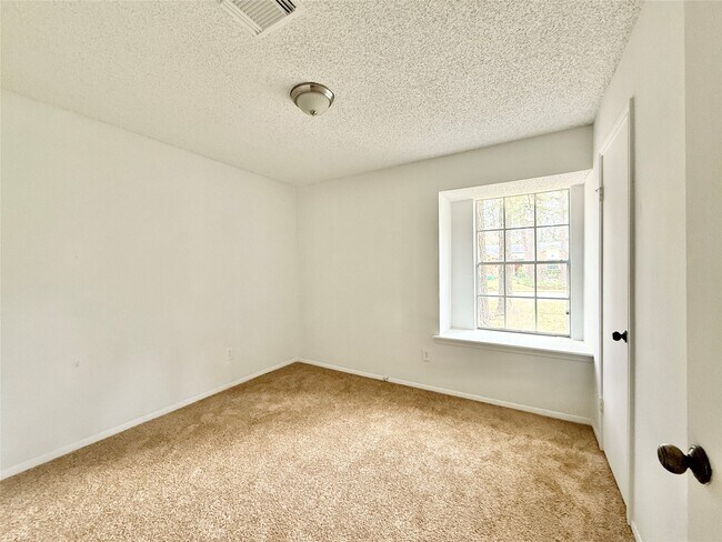 Building Photo - 6 Maywind Ct