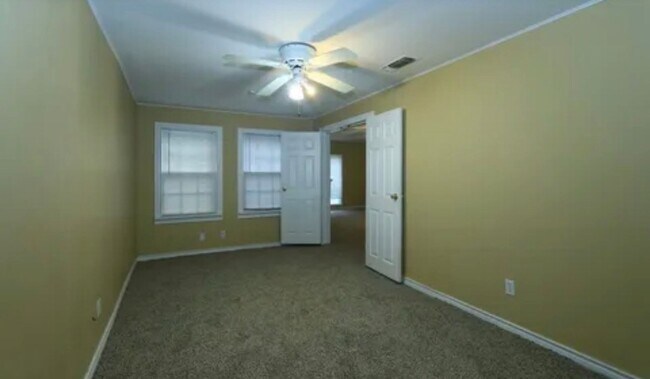 Building Photo - 4 bedrooms 2 Bath