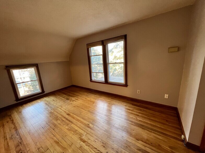 Building Photo - 3058 Hayes St NE