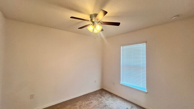 Building Photo - Beautiful Upgraded 3 Bedroom and 2 1/2 Bat...