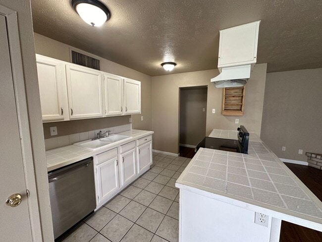 Building Photo - Charming Home With Large Back Yard!