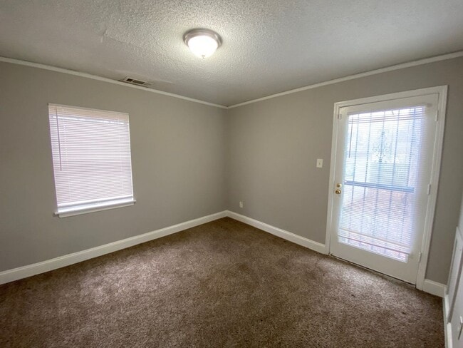 Building Photo - 1311 Robin Hood Ln