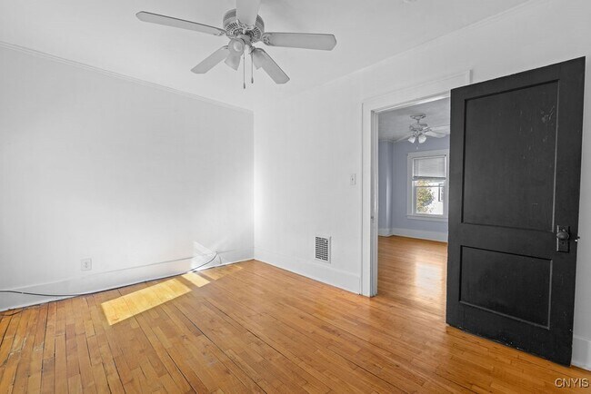 Building Photo - 403 Valley Dr