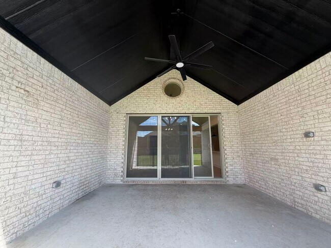 Building Photo - Move-in ready and like-new! Washer, dryer, and refrigerator Included.