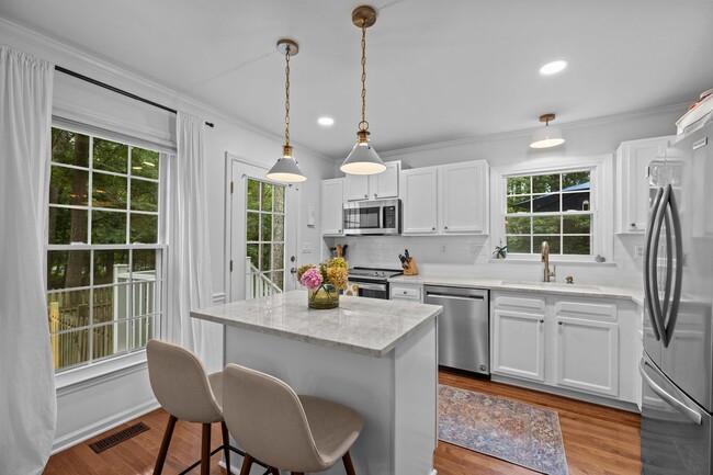 Building Photo - Gorgeous 3 Bedroom Traditional Home Locate...