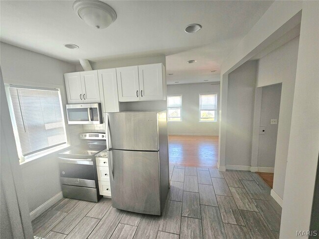 Building Photo - 4634 Ray Ave