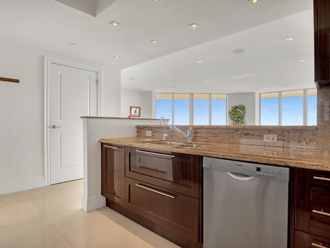 Building Photo - 2700 N Ocean Dr