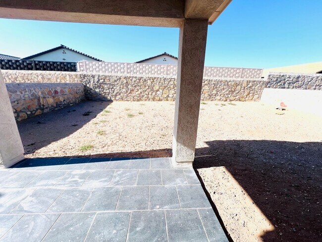 Building Photo - Charming 3 bedroom, 2 bath home in East El...