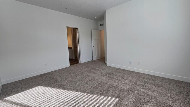 Building Photo - 6512 Skyline Lp Ln