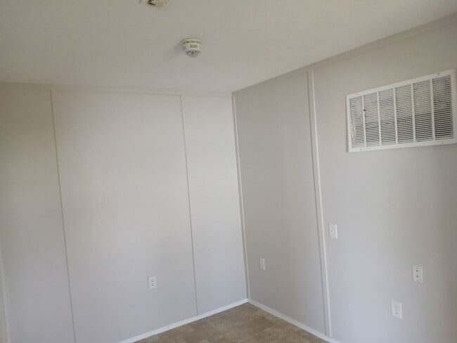 Building Photo - Naples 3/2 updated home