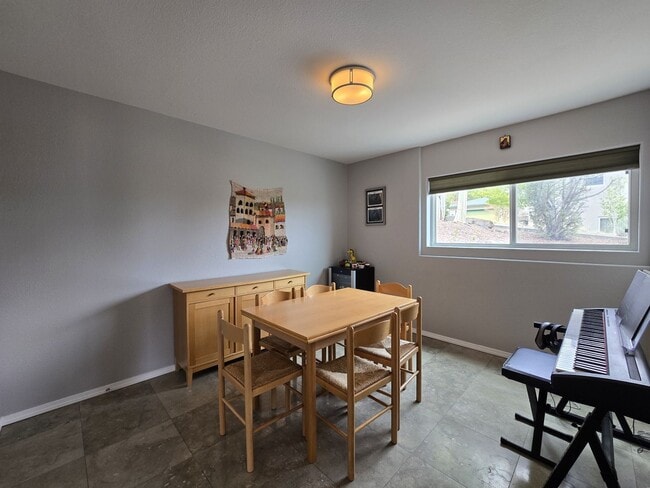 Building Photo - Beautiful Quemazon Home (5085 Alegria)