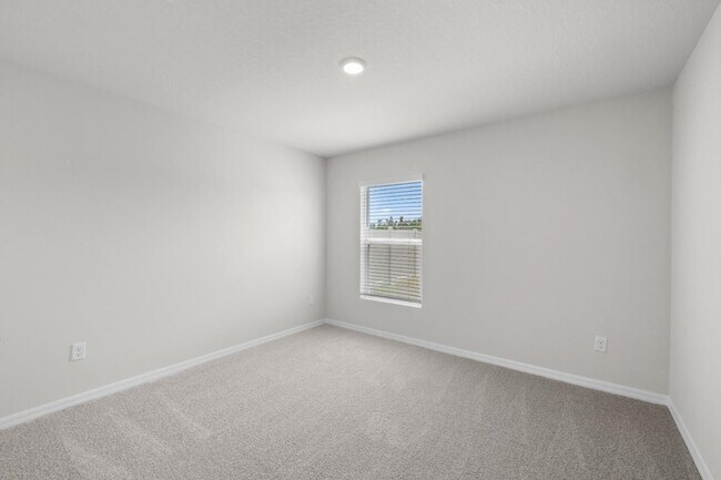 Building Photo - Spacious 5 Bedroom in Parrish!