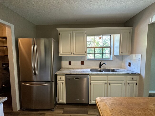 Building Photo - 2 bedroom 2 bath condo w/ balcony & garage available for rent in Mill Ridge!