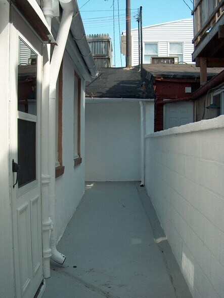 Building Photo - 515 S Madeira St